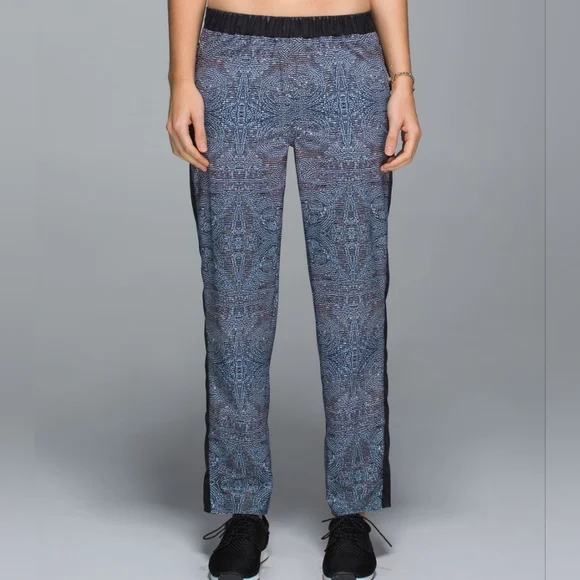 Lululemon Rise & Shine Trouser in Bead Envy Silver Spoon Multi / Black - Picture 12 of 13